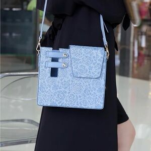 Generisch Blue Floral Crossbody Bag With a Portable Water Bottle Holder & Strap